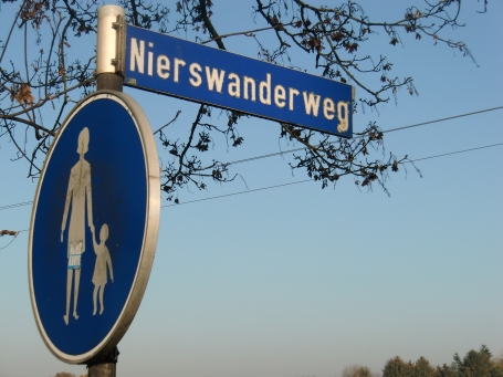 Goch-Kessel : Von der Kranenburger Straße führt der Nierswanderweg an der Ortschaft Kessel entlang